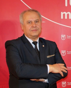 zastępca burmistrza Miasta Turek mężczyzna stoi